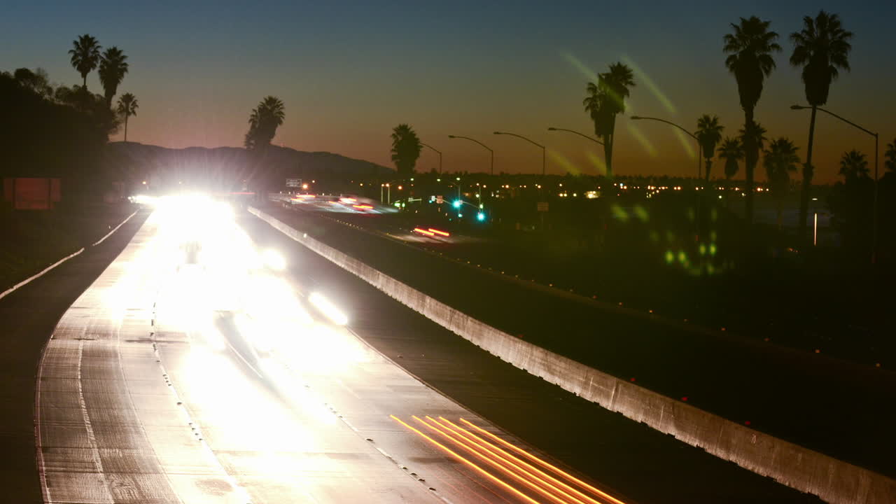 среднеугловой таймлапс утреннего движения в час пик на автостраде вентура на шоссе 101 через вентура калифорния