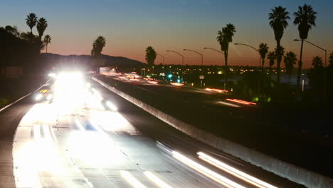 Mittelwinkel-Zeitraffer-Des-Morgendlichen-Berufsverkehrs-Auf-Der-Ventura-Autobahn-Auf-Der-Autobahn-101-Durch-Ventura-Kalifornien