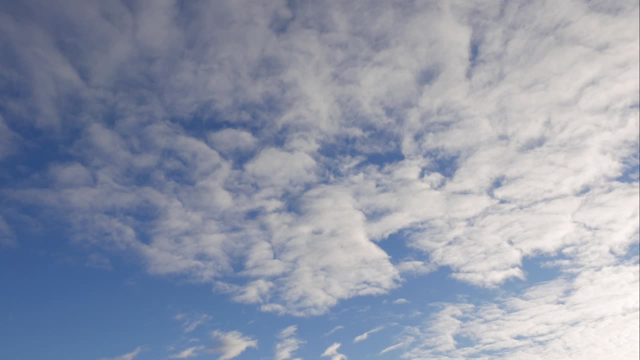 cielo azul nubes blancas. nubes puffy fluffy blancas. nube cúmulo scape lapso de tiempo. verano cielo azul lapso de tempo. dramático majestuoso increíble cielo azul. nubes blancos suaves se forman. nubes fondo lapso de time