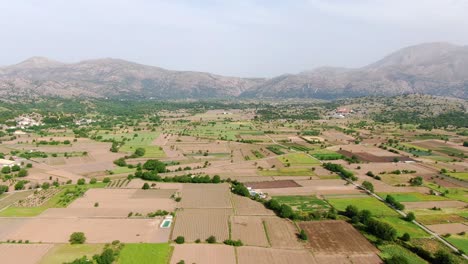 Toma-Aérea-De-Campos-Agrícolas-En-Lastihi,-Creta,-Grecia