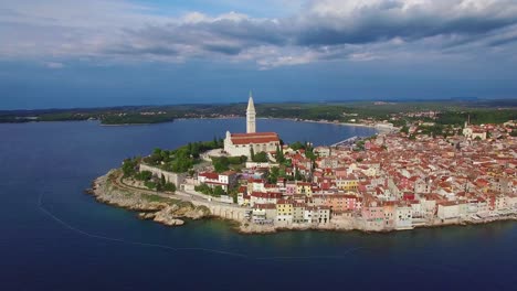 克羅埃西亞羅維尼奇 (rovinj) 的美麗空中圖片