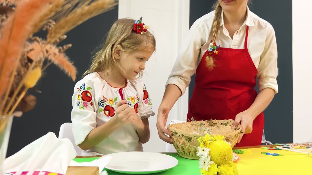 preparándose para la pascua con la familia