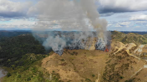 vista aérea del calentamiento global en acción mientras un incendio forestal arde en un paisaje afectado por la sequía