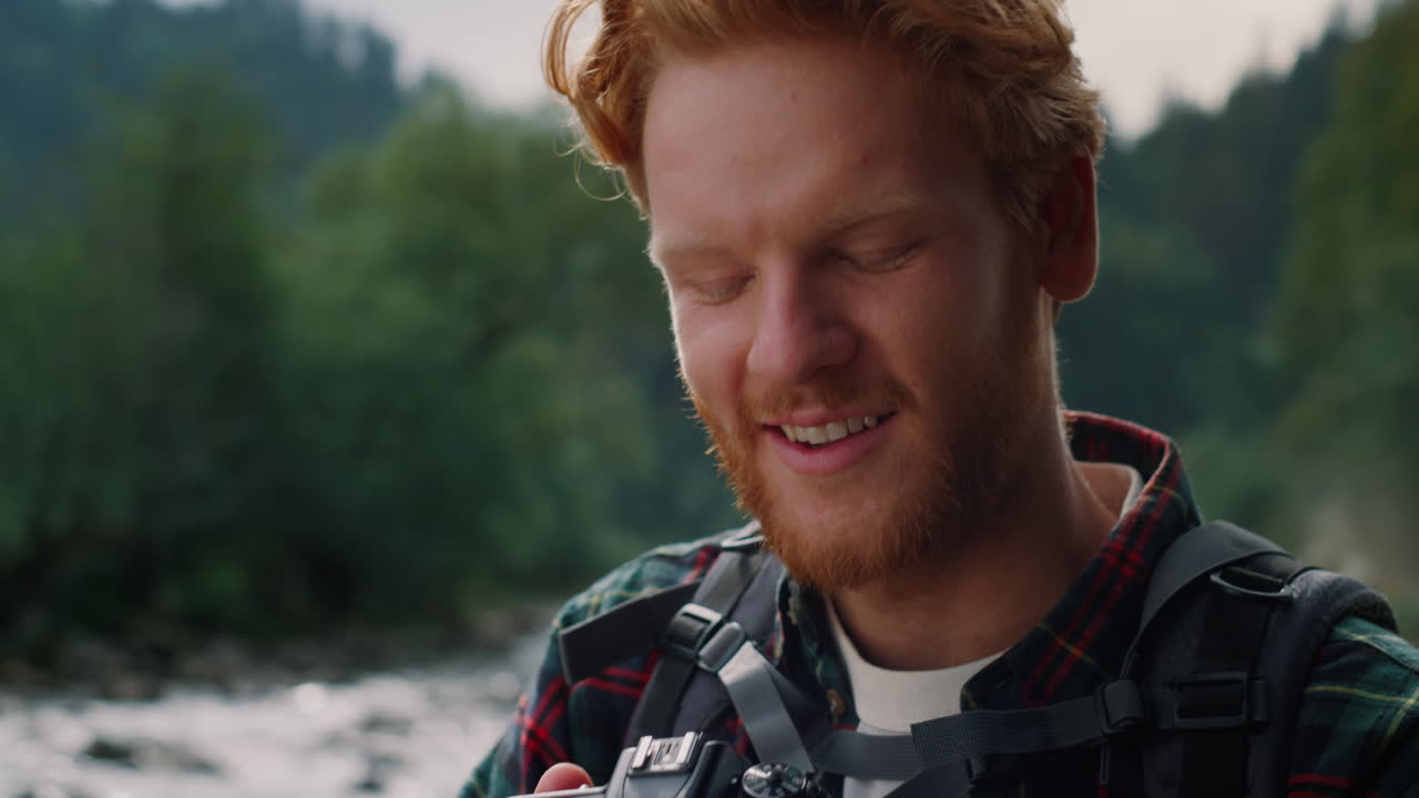 디지털 카메라로 산의 풍경 사진을 찍는 남성 사진작가