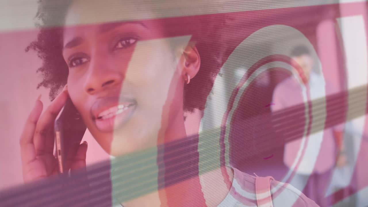 animación del procesamiento de datos sobre una mujer de negocios biracial usando un teléfono inteligente en el aeropuerto.