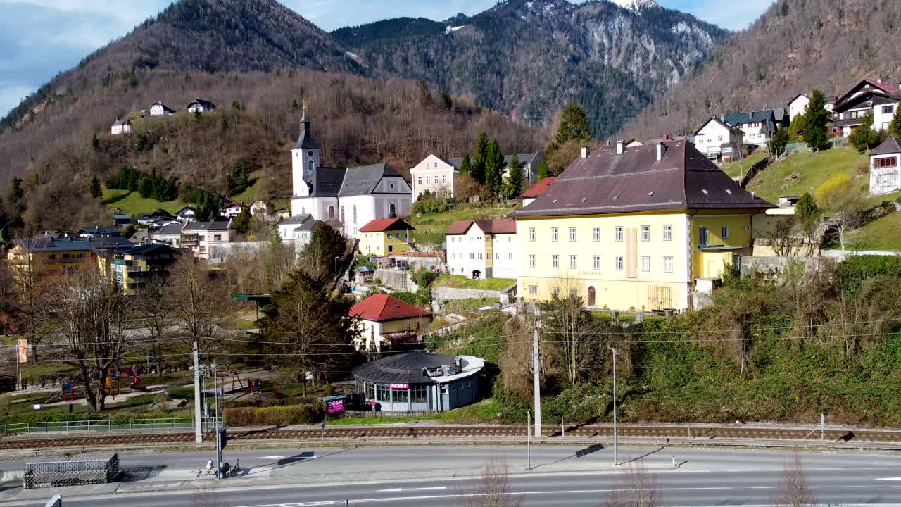 maravillosa vista del lago ebensee en salzkammergut, alta austria con iglesia, vehículos y cielo despejado, de día
