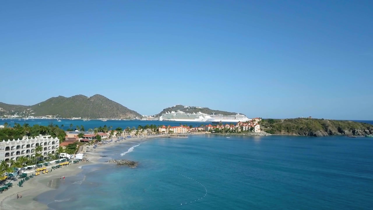 Vista aérea 4K de un crucero atracado en un puerto del Caribe en St Maarten Divi Little Bay