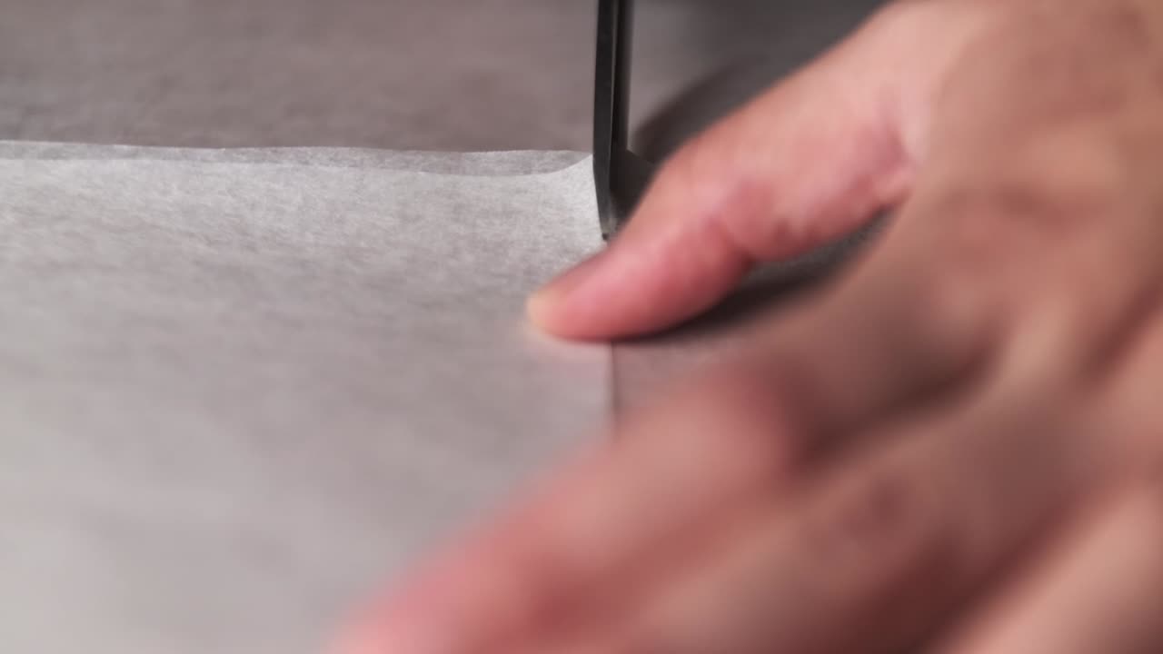 매크로 가위를 사용하여 손 절단 버터 종이 닫습니다