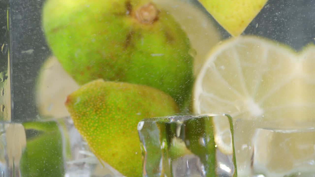 las rebanadas de lima fresca con cubitos de hielo.