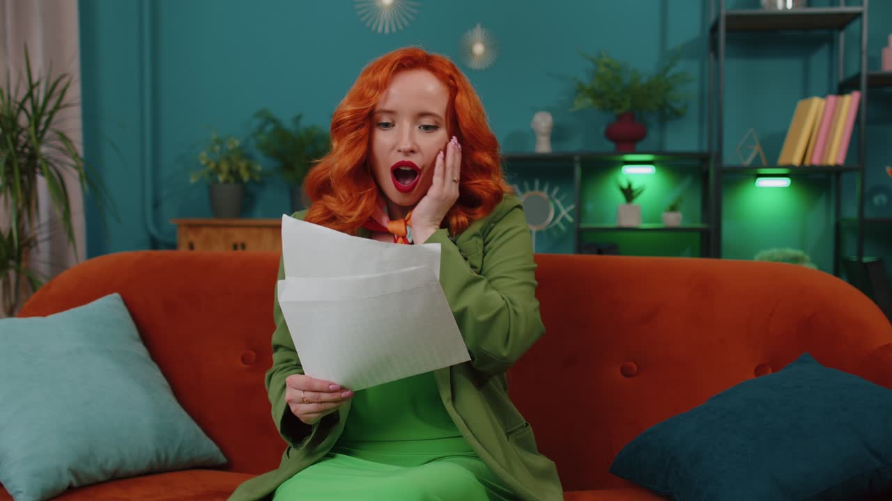 여자가 봉투 편지를 열고 읽습니다. 행복해지고, 경력 성장, 승진, 은행 대출 승인