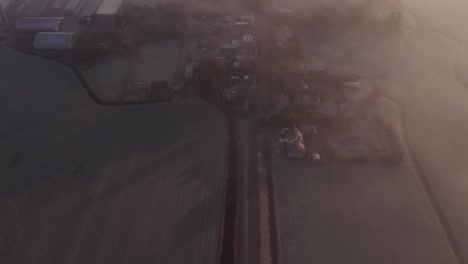 Magischer-Morgen-In-Cornwerd-Friesland-Mit-Dichtem-Nebelsonnenaufgang,-Luftaufnahmen
