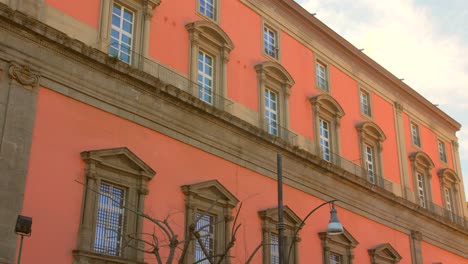 Detalle-Del-Magnífico-Edificio-Histórico-En-Nápoles-En-Italia