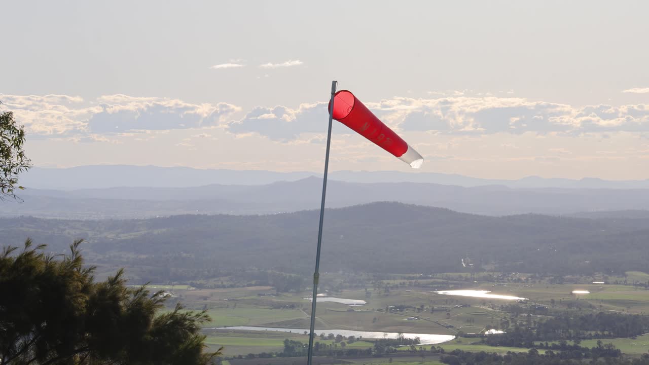 경치 좋은 풍경의 배경에 은 바람차가 흔들리고 있습니다.