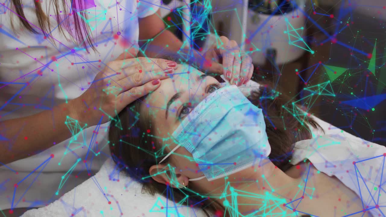 Tecnico che si china su un cliente mascherato, appoggiando una mano sulla fronte ed effettuando la depilazione con le pinzette in una spa, mentre una sovrapposizione verde acqua