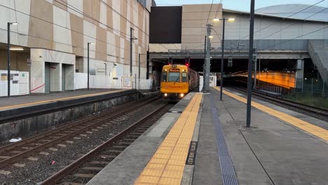 Toma-Estática-Que-Captura-El-Tren-Entrante-De-La-Línea-Ferny-Grove-Que-Llega-A-La-Plataforma-En-La-Estación-De-South-Brisbane,-Queensland,-Australia