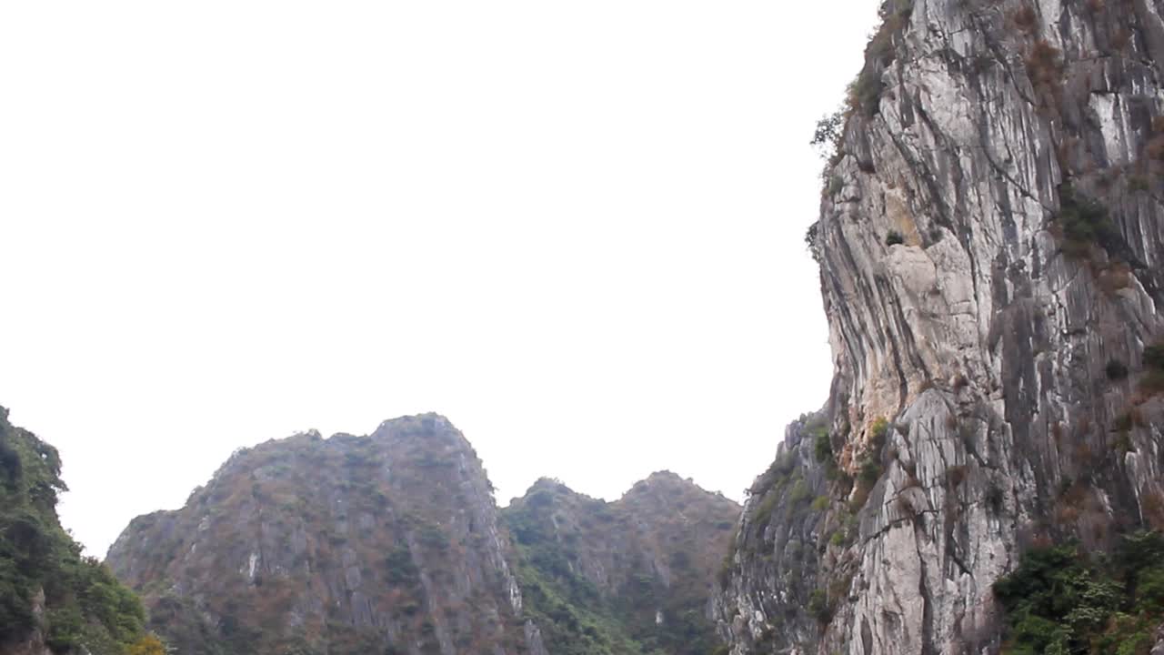 베트남 하롱 베이에서 바위 위로 기울기