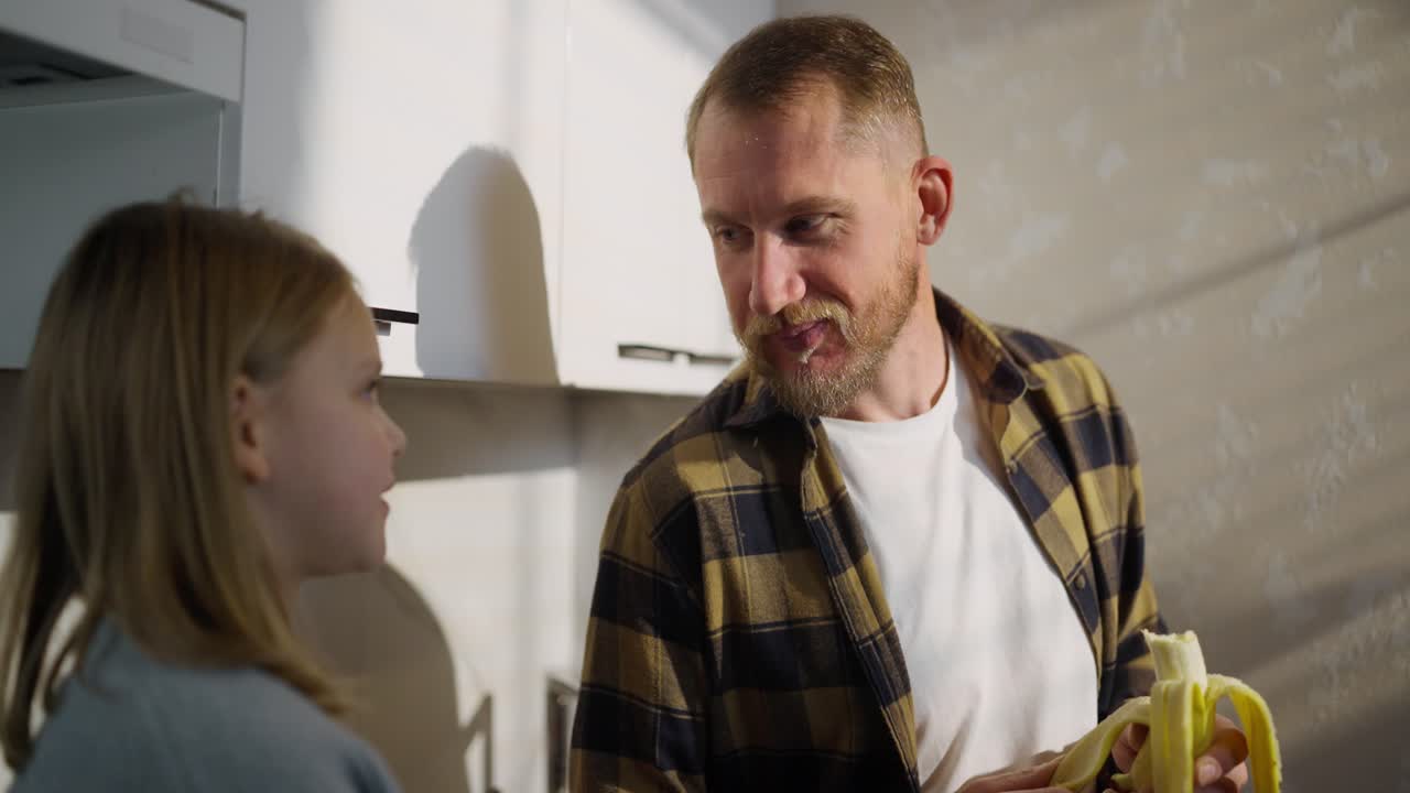 아버지와 딸이 부에서 바나나를 먹고 있다