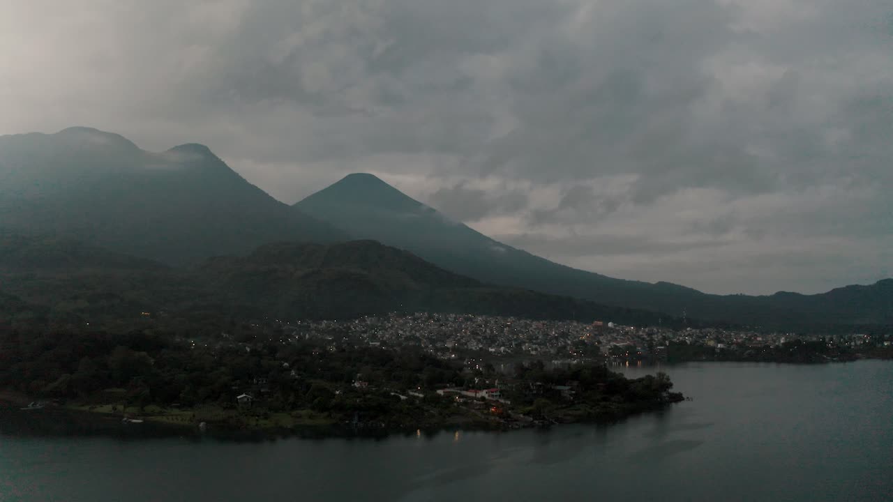 vista panorámica del pueblo de santiago atitlan en guatemala al amanecer - toma aérea de drones