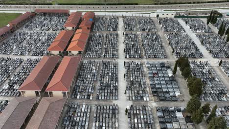 cientos de tumbas en un cementerio, vista aérea, alejar