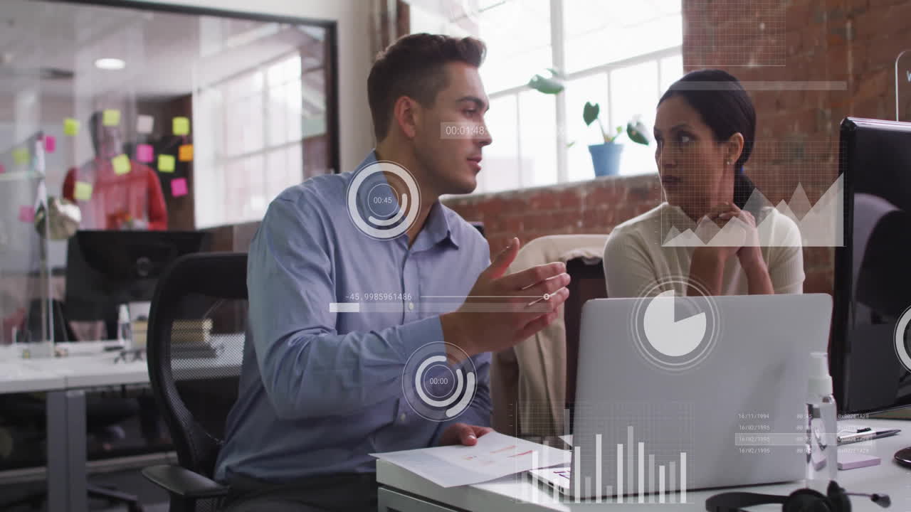 animación de procesamiento de datos y diagramas sobre diversos colegas discutiendo el trabajo en la oficina