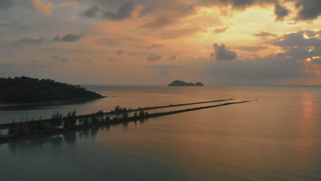 flug über meer und küstenlinie gegen sonnenuntergang