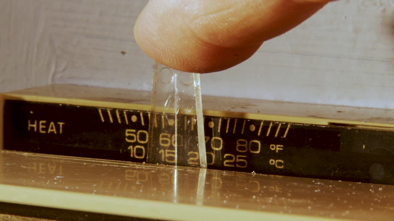 termostato de la vieja escuela ajustado hacia arriba y hacia abajo