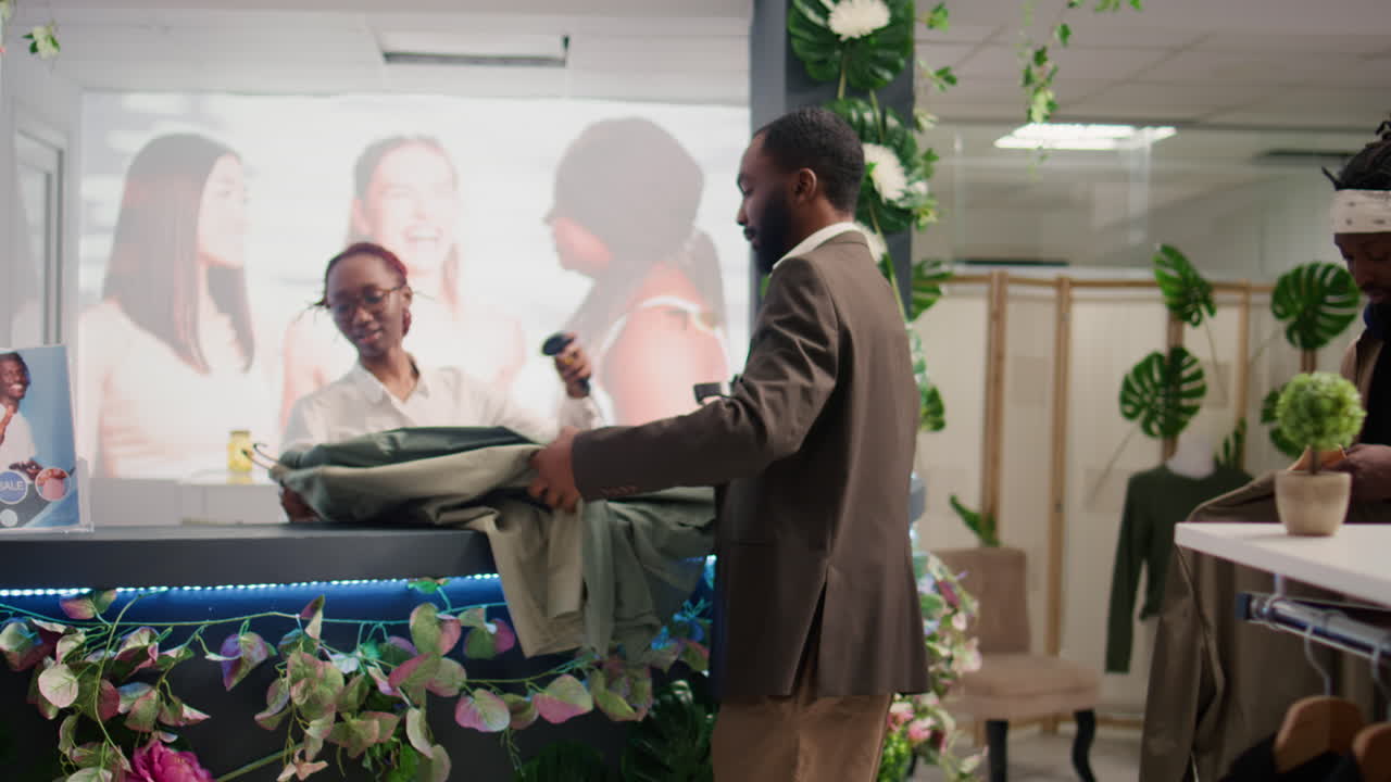 discusión en la caja de la tienda de ropa