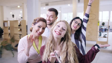 el equipo de la oficina se toma una selfie con un palo.
