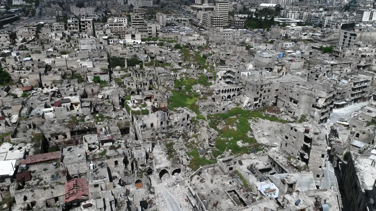 시리아 알레포의 역사적인 시내를 날아다니는 무인기 - 전쟁이 끝난 지 10년도 지나지 않아도 여전히 파괴된 건물들을 볼 수 있습니다.