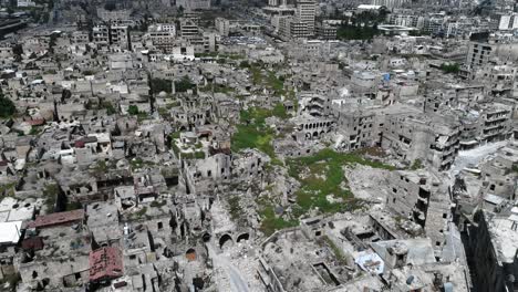un dron volando sobre el centro histórico de la ciudad de alepo en siria. todavía podemos ver edificios destruidos incluso 10 años después de la guerra 4k
