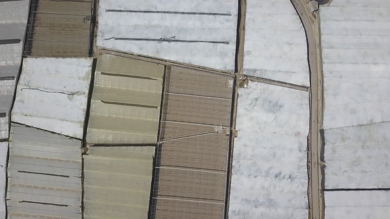 스페인 남부에 있는 많은 온실 위로 공중 오버헤드 샷