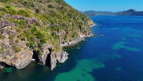 Drone-footage-of-steep-cliffs-and-turquoise-water-near-Palawan-in-the-Philippines