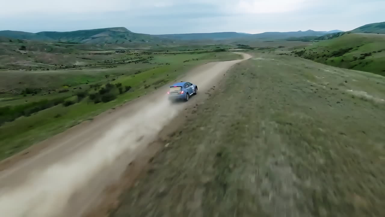 vista aérea de un coche de rally en un camino de tierra
