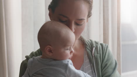 Madre-Joven-Sosteniendo-Al-Bebé-En-Casa-Calmando-Al-Recién-Nacido-Mamá-Calmando-Suavemente-Al-Bebé-Disfrutando-De-Una-Maternidad-Enriquecedora