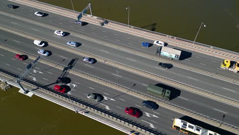 vista aérea de la carretera del puente de la carretera que cruza el río en el área de la ciudad