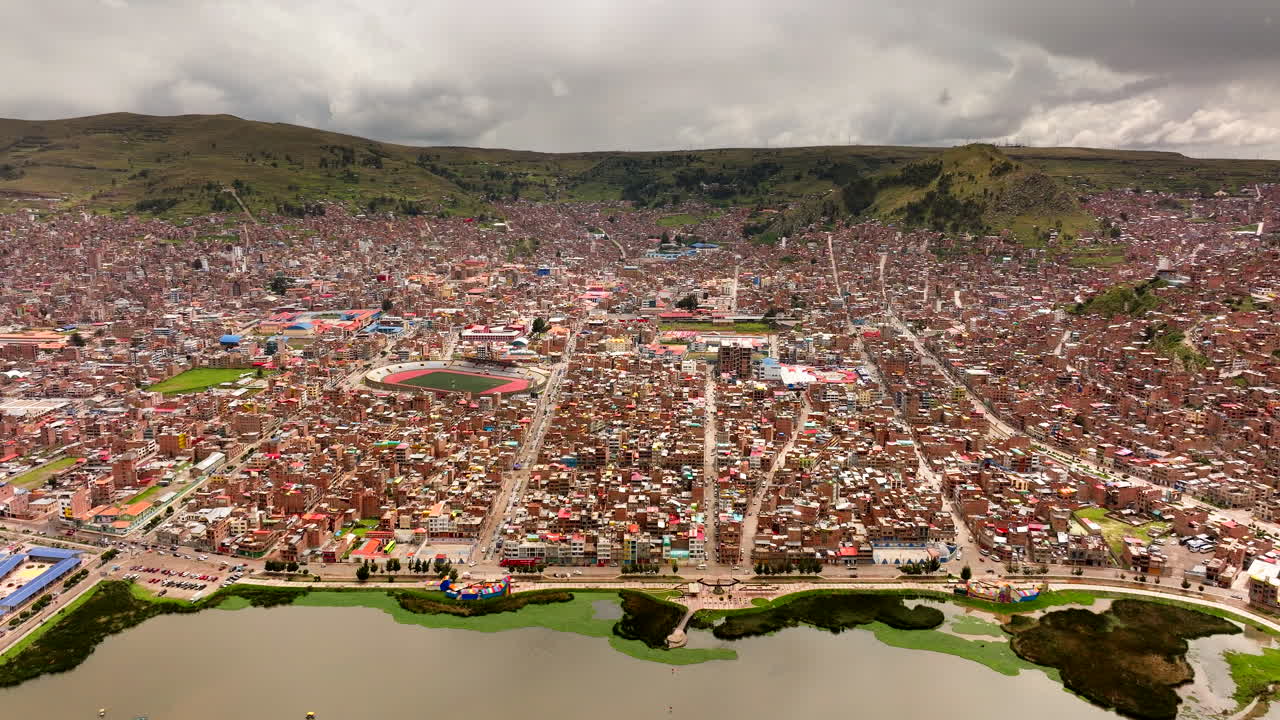 Construção populosa e densa da cidade de Puno no Lago Titicaca, drone estabilizador