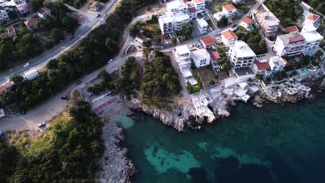 Modernos-Edificios-De-Apartamentos-A-Orillas-Del-Mar-Adriático-Con-Playa-Aislada,-Antena