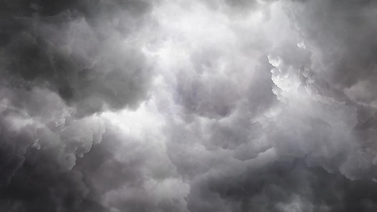 하늘의 먹구름과 뇌우