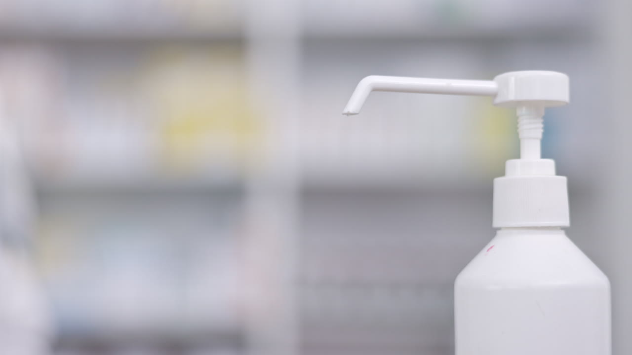 Médico aplicándose desinfectante de manos