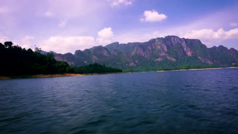 Geschwindigkeit-über-Den-Cheow-Lan-See-Mit-Blick-Auf-Die-Kalkfelsen-Im-Hintergrund-Im-Khao-Sok-National-Park,-Thailand