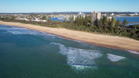 Malerische-Landschaft-Am-Kawana-Beach-In-Queensland,-Australien---Rückzug-Aus-Der-Luft