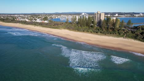 Paisaje-Escénico-De-La-Playa-De-Kawana-En-Queensland,-Australia---Retroceso-Aéreo