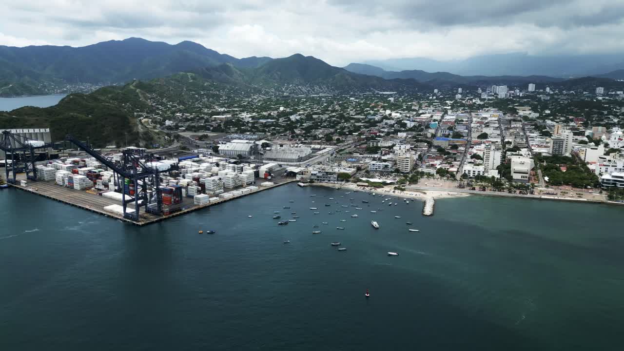 vista aérea de la ciudad de santa marta, colombia, en el mar del caribe. drones vuelan sobre la playa y el puerto comercial.