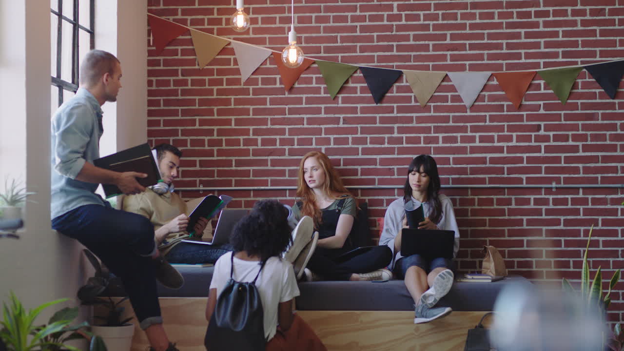 다양 한 젊은 사업가 들 의 브레인 스토밍 팀 리더 사업가 들 이 아이디어 를 공유 하는 동료 들 이 현대 사무실 작업장 에서 프로젝트 를 함께 작업 하는 것