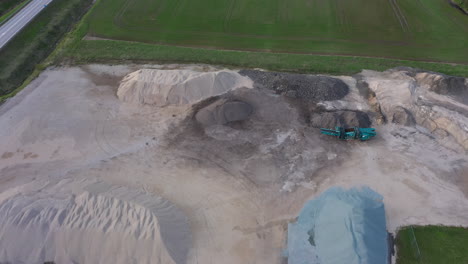 Steinbruch-Mit-Steinbrechanlagen-Und-Sandhaufen-In-Einer-Asphaltfabrik