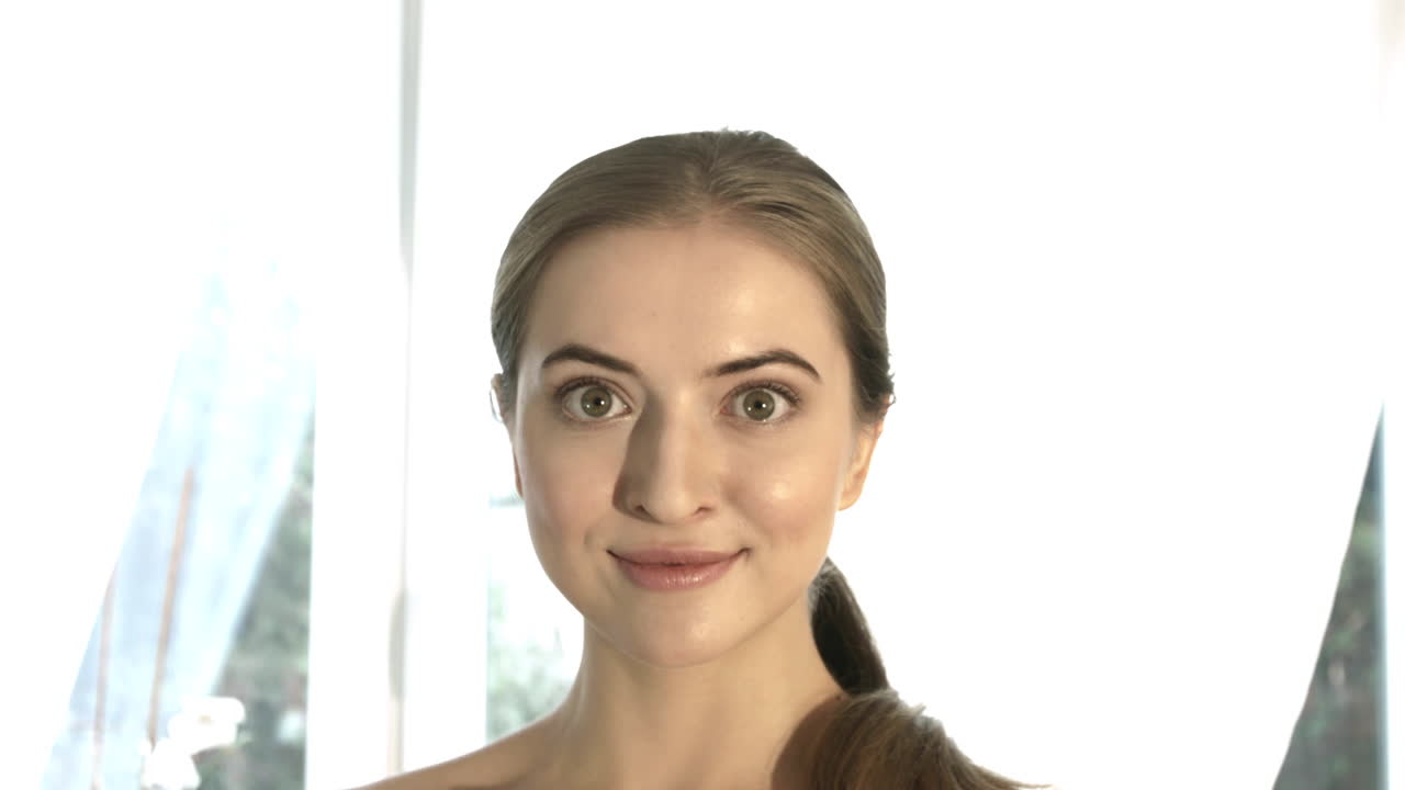 mujer feliz con sonrisa blanca. cuidado dental o cuidado de la piel