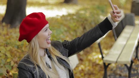 Frau-Mit-Baskenmütze-Macht-Selfie-Im-Park