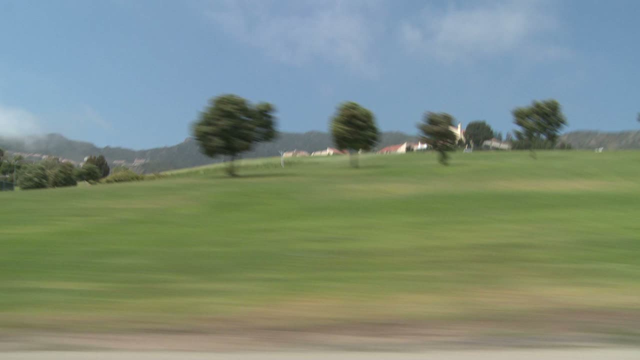 un automóvil viaja a lo largo de la autopista de la costa pacífica como se ve a través de la ventana lateral 7