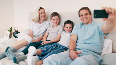 Glückliche-Familie,-Selfie-Und-Lächeln-Im-Schlafzimmer