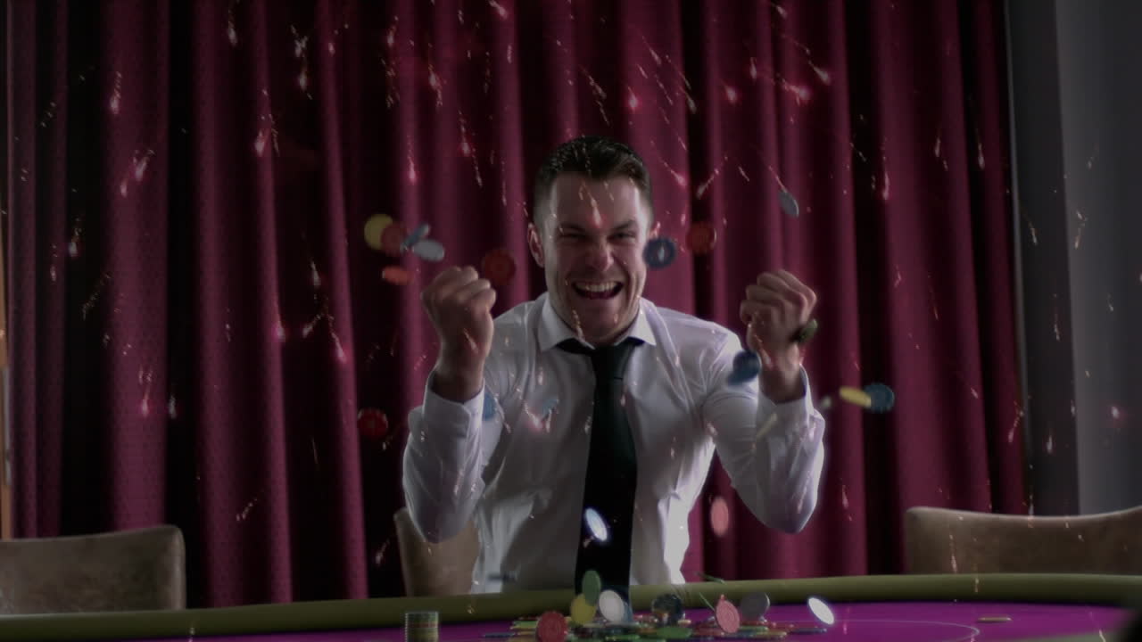 행복한 남성이 승리를 축하하기 위해 포커  ⁇ 을 공중에 던지고 있습니다.